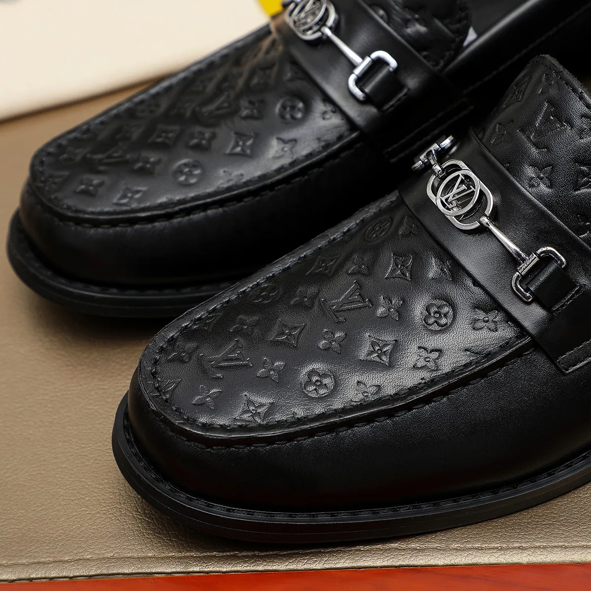 Men's shoes 460 💰 Louis Vuitton LV ® 🆕 model 🔛 full shoe counter, first layer cowhide, 🐂leather lining casual shoes for men, super soft outsole, a must-have for driving. Synchronized with the counter, original first layer cowhide, completely 1:1 mold customization 🌹 top version, color optional! Number: 38-44 (45.46 customized)